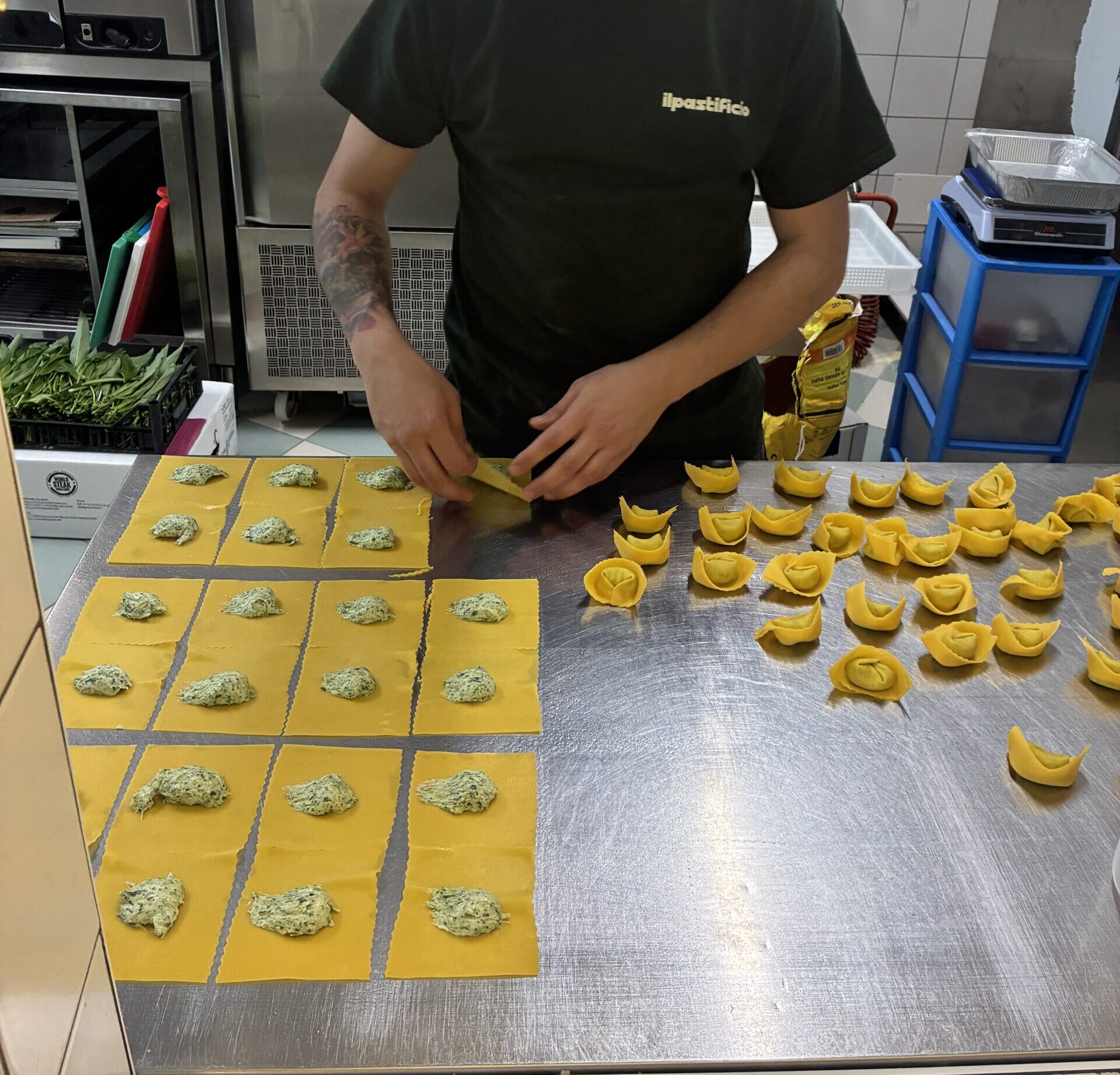 Tortellini nella cucina professionale de Il Pastificio, cliente MIA