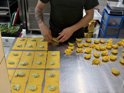 Tortellini nella cucina professionale de Il Pastificio, cliente MIA